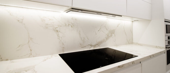 COCINA FENIX BLANCO ANTIHUELLA CON ENCIMERA DEKTON